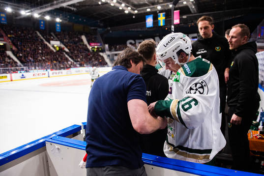 Färjestads Michael Latta  får vård