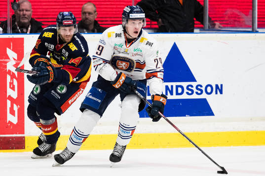 Djurgårdens Tom Wandell jagar Växjös Pontus Holmberg