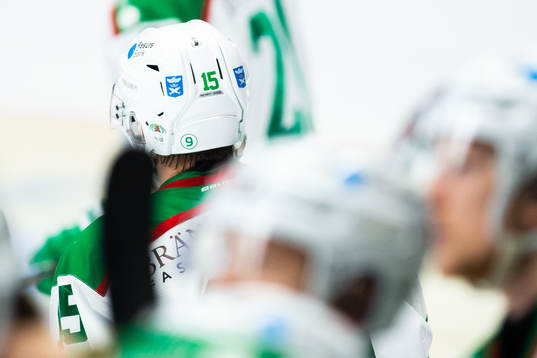 Rögles Simon Ryfors med Lennart Åkessons nr.9 på hjälmen
