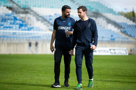 Head coach Poya Asbaghi and assistant coach Ferran Sibila