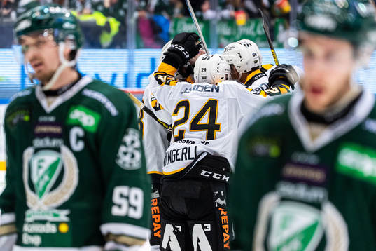 Skellefteås Patrik Norén jublar med lagkamrater