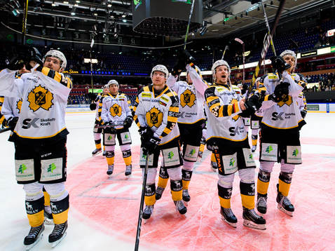 Skellefteås spelare jublar och tackar publiken