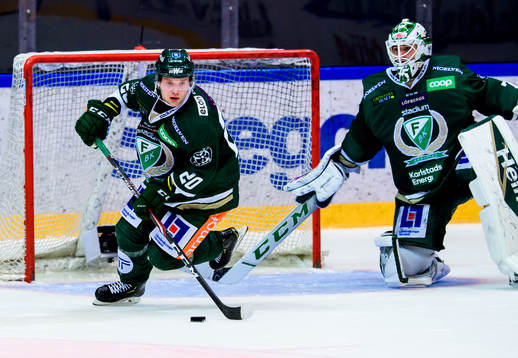 Färjestads Aleksi Mustonen och målvakt Arvid Holm