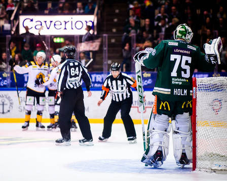 Färjestads målvakt Arvid Holm deppar