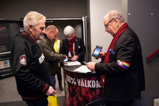 Malmö Redhawks funktioner med pride-bindel