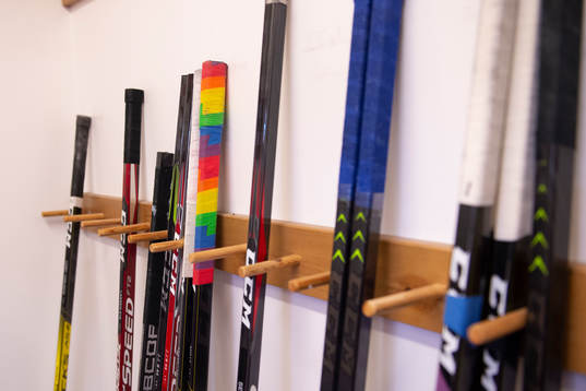 Klubba med pride-tejp