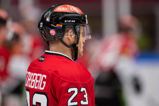 Malmö Redhawks Christoffer Forsberg med pride-flagga