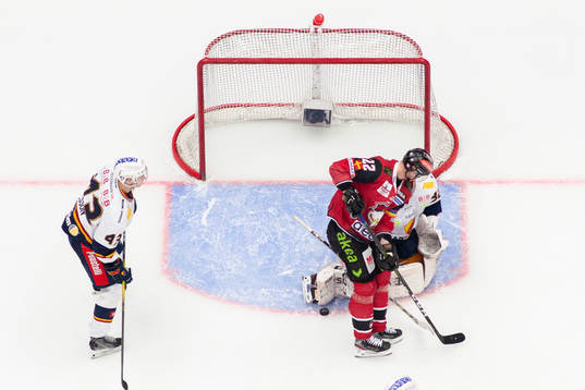 Malmö Redhawks Lars Bryggman framför Djurgårdens