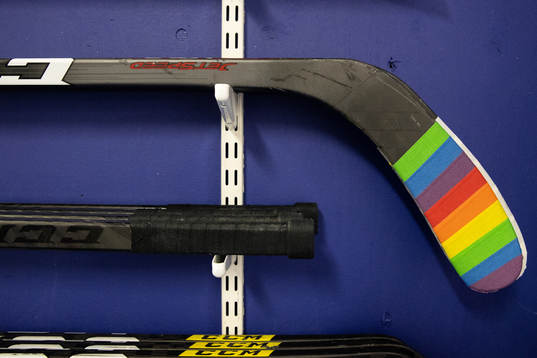 Pridetapade klubbor innan ishockeymatchen i SHL mellan