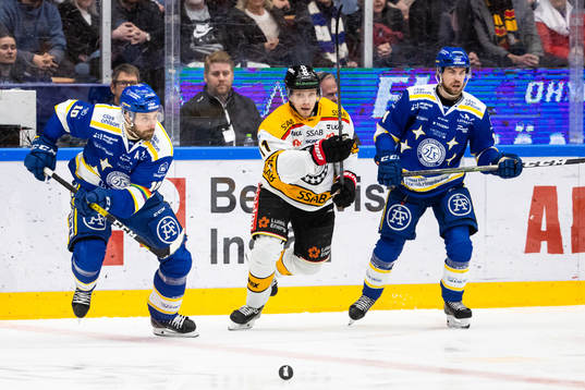 Leksands Johan Fransson och Oskar Lang i en kamp mot
