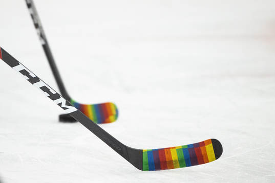 Klubbor pridetejpade innan ishockeymatchen i SHL mellan