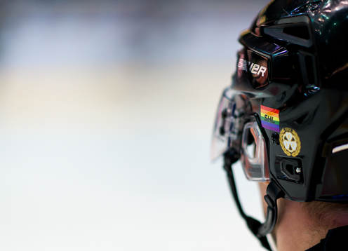 Pridemärke på en Brynäshjälm