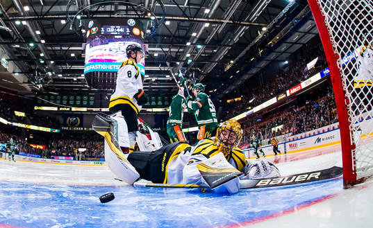 Brynäs målvakt Samuel Ersson deppar