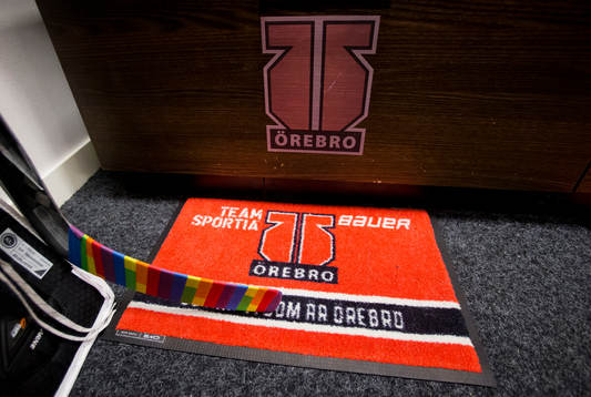 Örebros målvakt Jonas Arntzen klubba med pride tejp