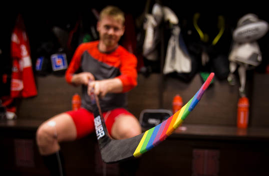 Örebros Ryan Stoa med pride tejpad klubba