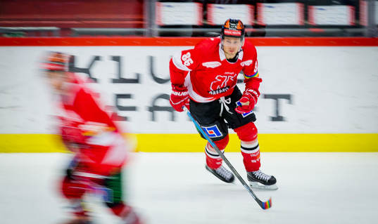 Örebros Mathias Bromé med pride bindel