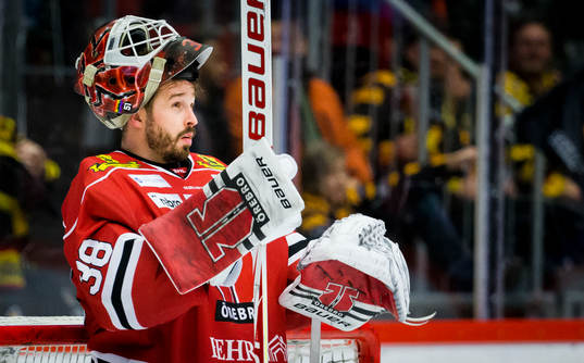 Örebros målvakt Dominik Furch deppar