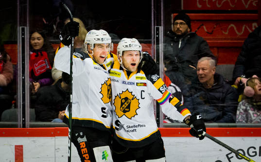 Skellefteås Joakim Lindström och Oscar Möller jublar vid