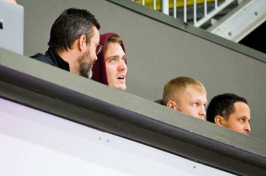 Örebros Max Lindholm på läktaren