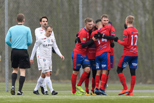 Tvååkers spelare jublar