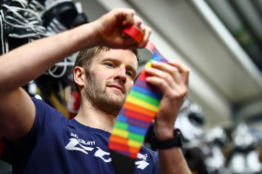 Linköpings Sebastian Karlsson tejpar sin klubba med