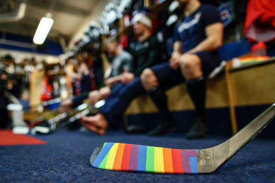 Klubba med pride-tejp före ishockeymatchen i SHL mellan