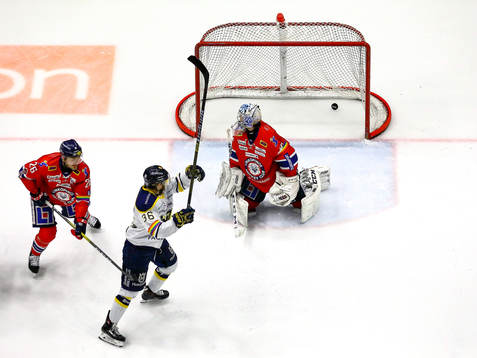 s Linus Fröberg förbi Linköpings målvakt Jacob Johansson
