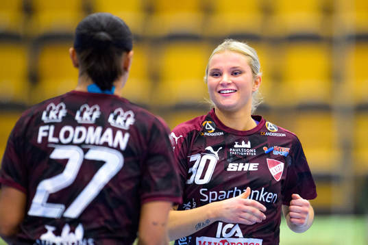 Lugis Hannah Flodman och Clara Lerby jublar