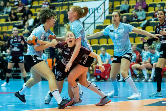 Lugis Tyra Axnér  stoppas av H65 Höörs Tilda Winberg och