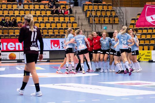 H65 Höörs spelare jublar medan Lugis Emma Ejdrup Navne