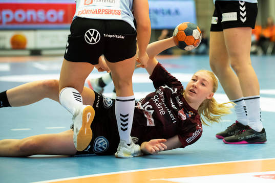 Lugis Tyra Axnér på golvet