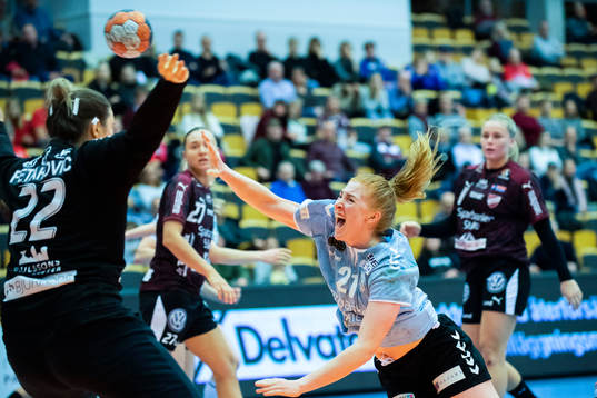 Lugis målvakt Esmeralda Fetahovic och H65 Höörs Sofia