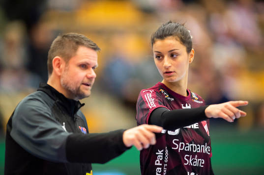 Lugis Albana Arifi i samtal med tränare Kenneth Andersson