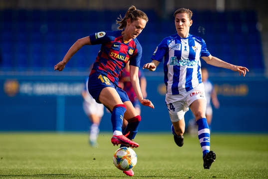 Caroline Graham Hansen of Barcelona and Ana Jelencic of