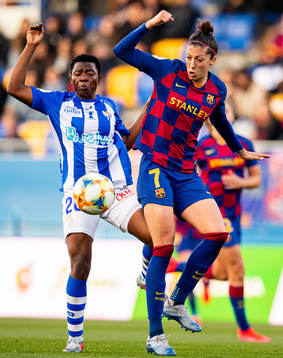Peace Efih of Sporting Huelva and Jenni Hermoso of Barcelona