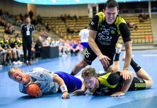 Hallbys Adam Tumba i en kamp mot Sävehofs Stefan Sunajko