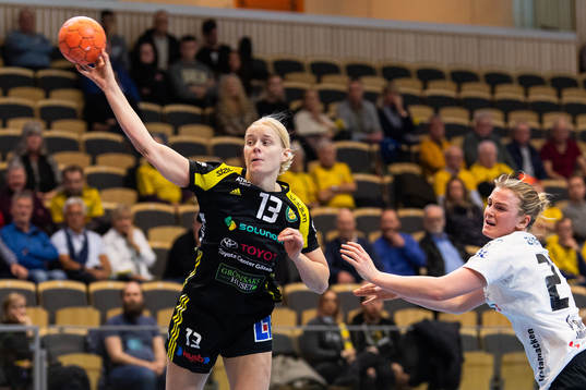 Sävehofs Elin Karlsson och VästeråsIrstas Viola Paulsen