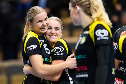 Sävehofs Ella Frykmer och Hanna Örtorp jublar