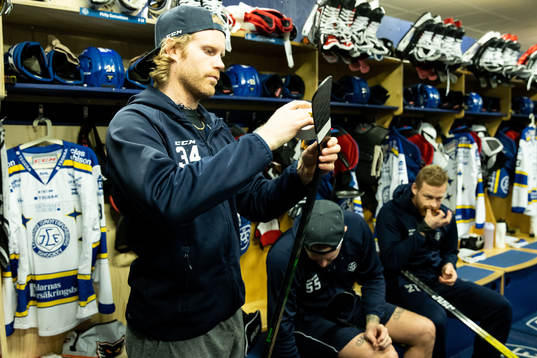 Leksands Philip Samuelsson tejpar klubban innan