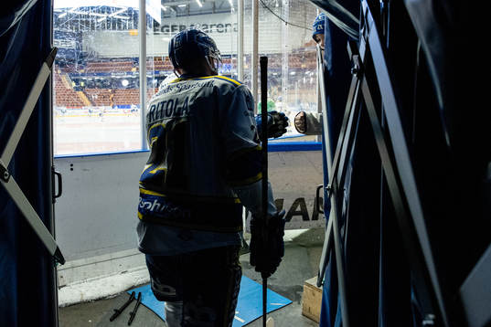 Leksands Mattias Ritola på väg ut till uppvärmning innan
