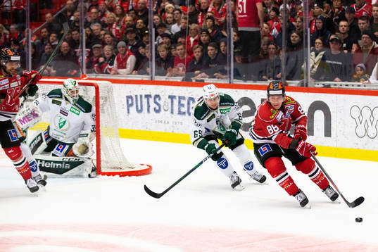 Färjestads Vojtech Mozik och Örebros Joonas Rask