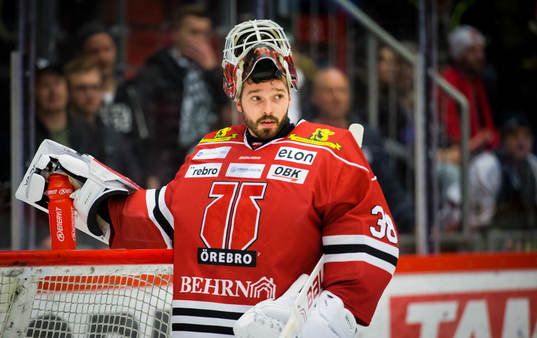 Örebros målvakt Dominik Furch deppar