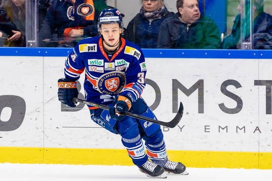 Växjös Linus Skager värmningen före ishockeymatchen i