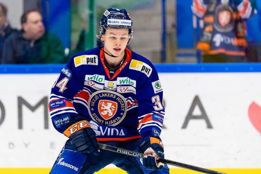 Växjös Linus Skager värmningen före ishockeymatchen i