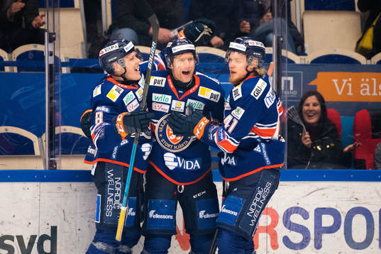 Växjös Richard Gynge jublar med lagkamrater