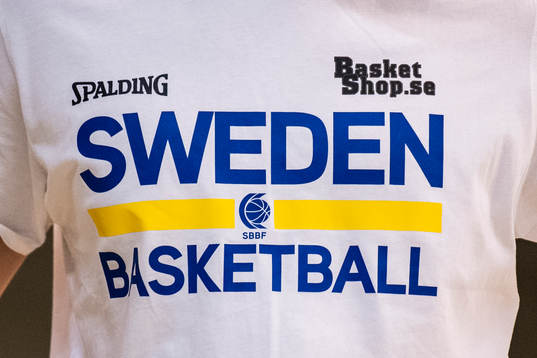 Svenska basketbollförbundets logo på en t-shirt