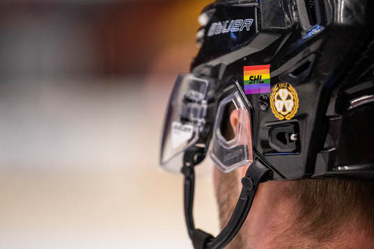 s prideflagga på en Brynäshjälm