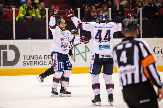 Linköpings Jonas Holös jublar med Jonas Junland