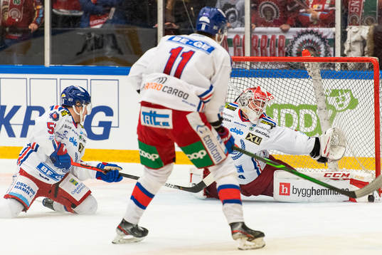 Oskarshamns målvakt Daniel Rosengren släppetr in 2-0