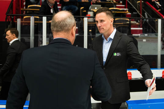 Frölundas tränare Roger Rönnberg hälsar på Oskarshamns